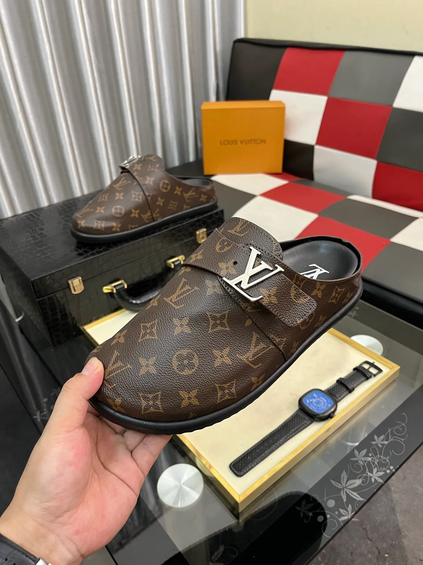 Men's shoes 💰380⌚️⌚️2025 new men's casual sandals and slippers, made of suede cow leather, with Monogram pattern to highlight the trendy style. Adjustable straps illuminated with LV letters, while a resilient insole and micro outsole provide lightweight comfort. Made of suede cow leather with embossed Monogram pattern and brand element metal hardware✅Adjustable straps➕Tough insole‼ ️Micro outsole. Comfortable and easy to wear‼ ️size: 38-443️⃣Colors available